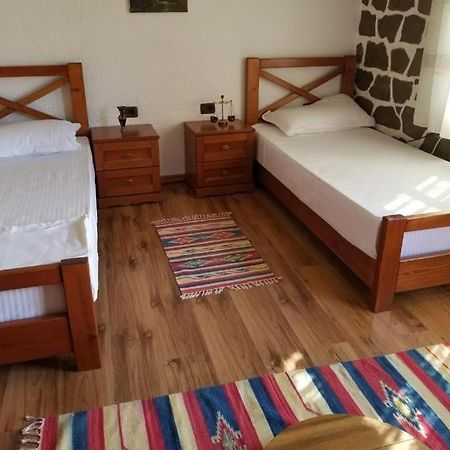 Bed & Breakfast Local Living Edi Berat Exterior photo