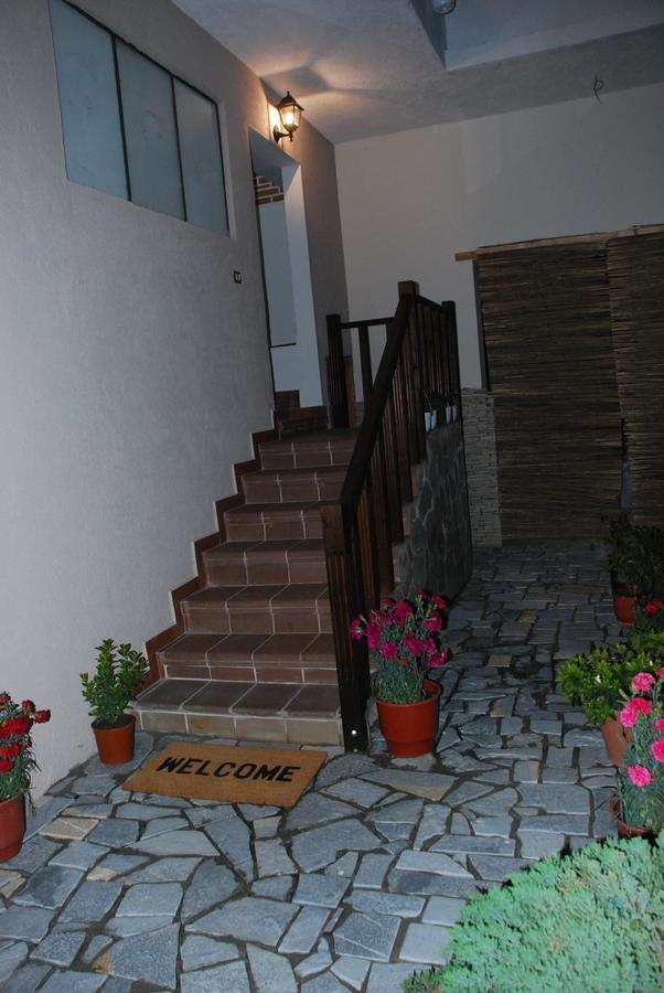 Bed & Breakfast Local Living Edi Berat Exterior photo