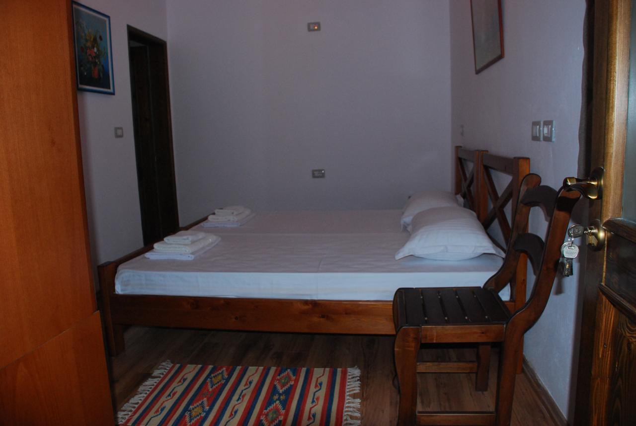 Bed & Breakfast Local Living Edi Berat Exterior photo