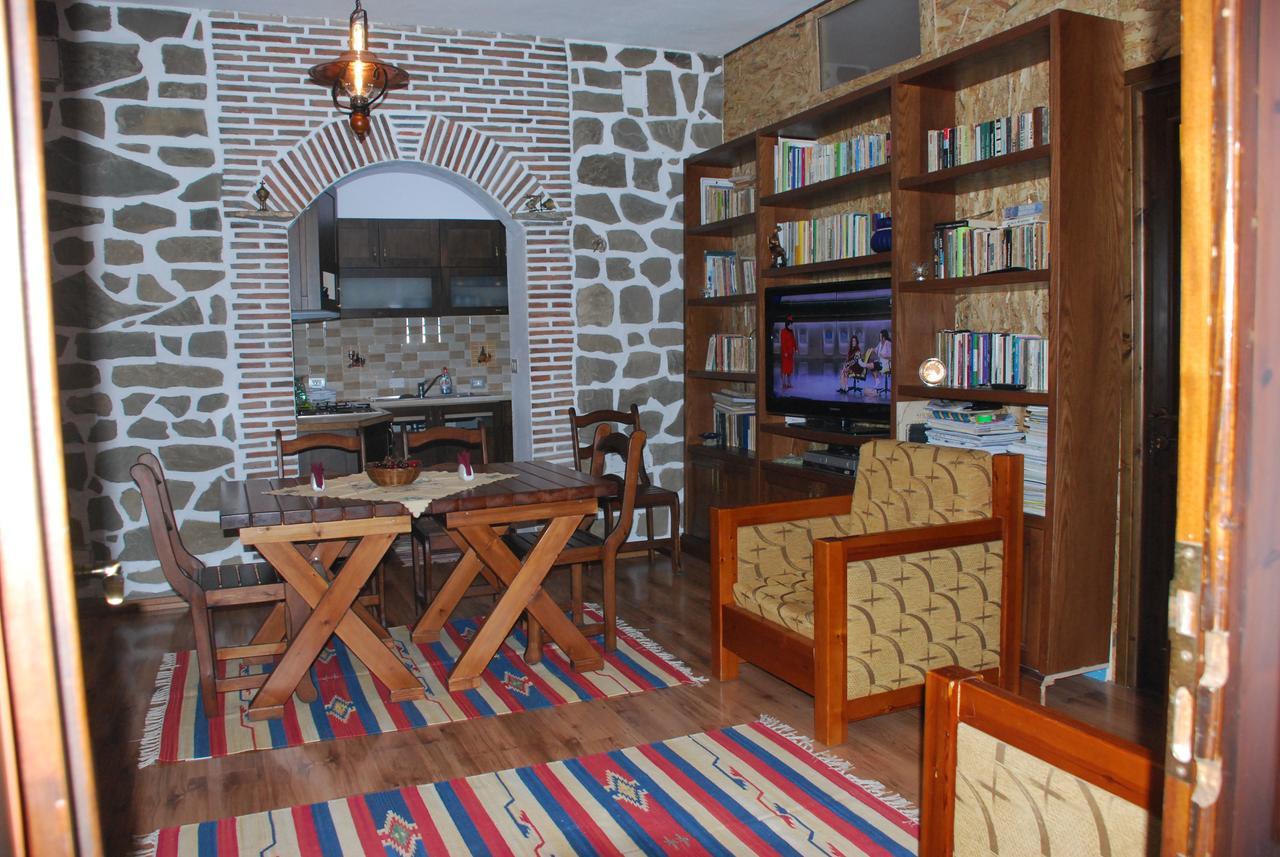 Bed & Breakfast Local Living Edi Berat Exterior photo