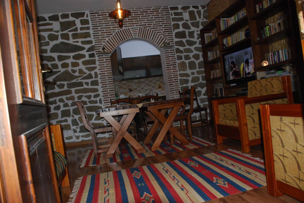 Bed & Breakfast Local Living Edi Berat Exterior photo